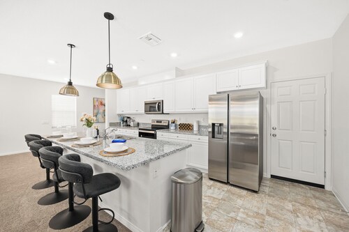 Superb 6BD/4BA villa in Riverside with WiFi, King Beds  Large space, clean new