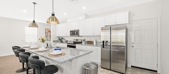 Superb 6BD/4BA villa in Riverside with WiFi, King Beds  Large space, clean new