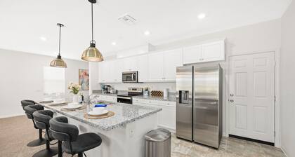 Superb 6BD/4BA villa in Riverside with WiFi, King Beds Large space, clean new