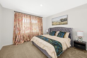 6 bedrooms, iron/ironing board, WiFi, bed sheets