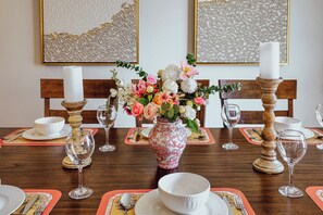 Dining - Superb 6BD/4BA villa in Riverside with WiFi, King Beds Large space, clean new (Riverside)