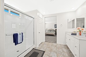 Shower, hair dryer, towels, shampoo - Superb 6BD/4BA villa in Riverside with WiFi, King Beds  Large space, clean new (Riverside)