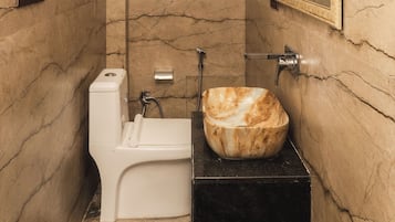 Chuveiro, bidê, toalhas de banho, sabonete