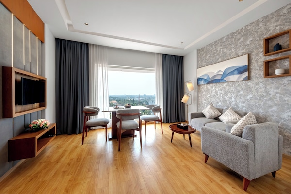 Phòng Suite Executive | Khu phòng khách | TV 34-inch có truyền hình cáp