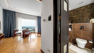 Executive Suite | Egyptian cotton sheets, premium bedding, down duvets, memory-foam beds