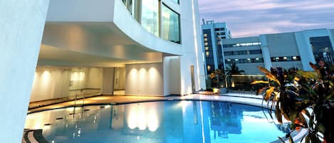 Una piscina al aire libre