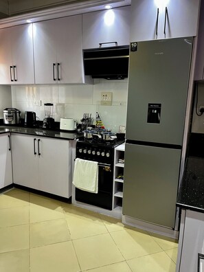 Business Apartment | Private kitchen - J & S Suites Kampala (Kampala)