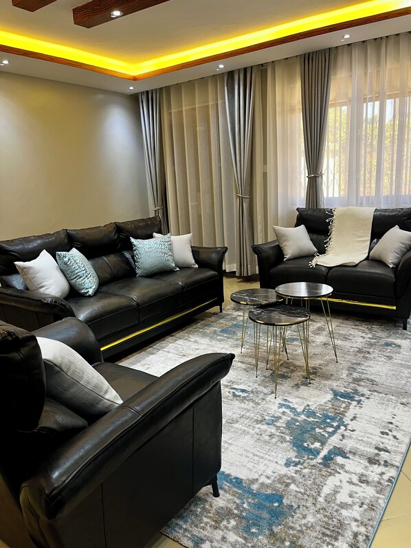 Living area - J & S Suites Kampala (Kampala)