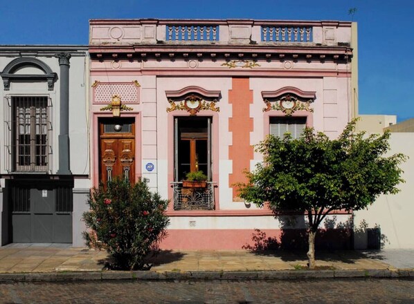 تفاصيل الفندق من الخارج