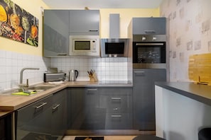 Refrigerador, microondas, horno y parrilla de estufa 