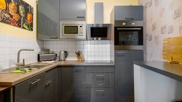 Kühlschrank, Mikrowelle, Ofen, Herdplatte