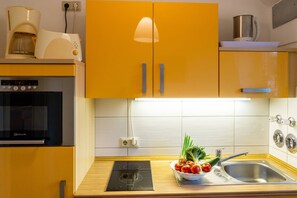 K ühlschrank, Mikrowelle, Herdplatte, Geschirrspüler