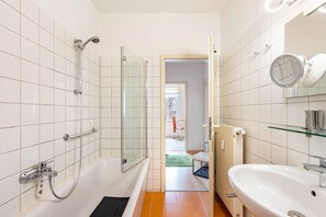 Dusche, Haartrockner, Handtücher