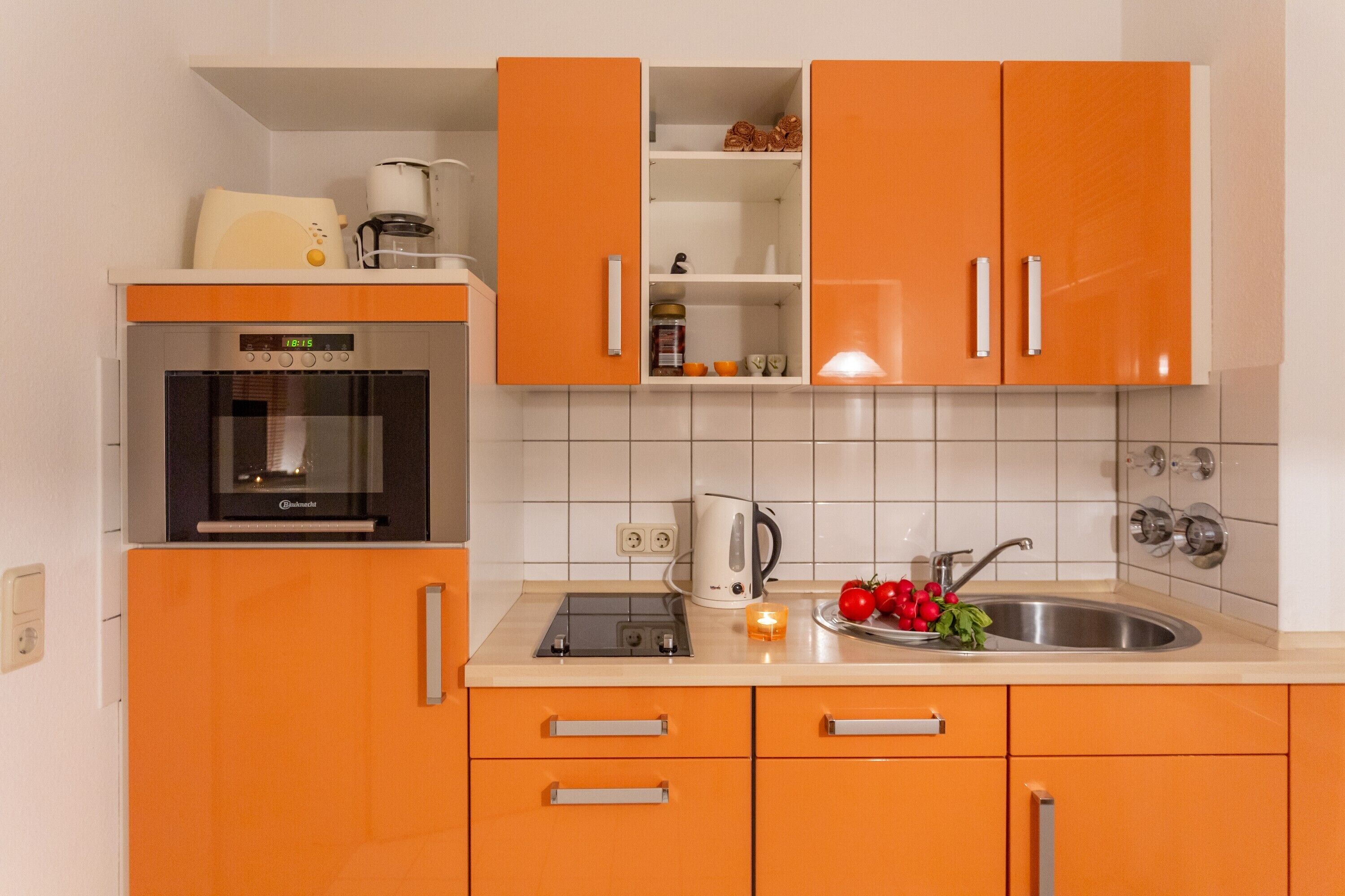 Réfrigérateur, micro-ondes, plaque de cuisson, lave-vaisselle