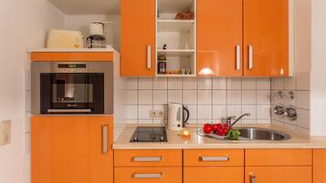 Réfrigérateur, micro-ondes, plaque de cuisson, lave-vaisselle