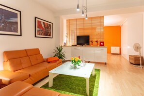 Televisie, een dvd-speler en een stereo