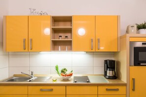 Fridge, microwave, stovetop, dishwasher - Apartment 'City Apart Dresden -  7' with Wi-Fi (Dresden)