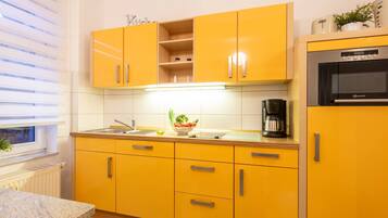 Kühlschrank, Mikrowelle, Herdplatte, Geschirrspüler