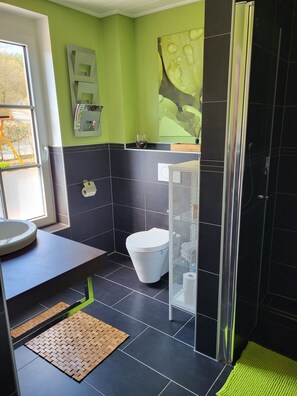 Douche, sèche-cheveux, serviettes fournies