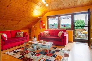 TV, stereo - Apartment 'Ferienwohnung Schank' with Private Garden, Balcony and Wi-Fi (Sauldorf)