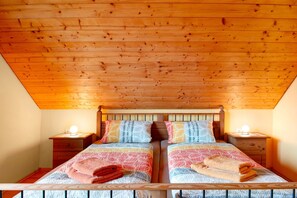 2 bedrooms, desk, iron/ironing board, free WiFi - Apartment 'Ferienwohnung Schank' with Private Garden, Balcony and Wi-Fi (Sauldorf)