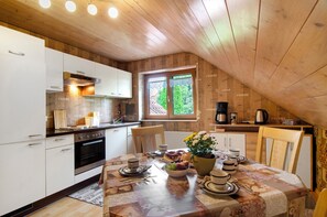 Fridge, microwave, oven, stovetop - Apartment 'Ferienwohnung Schank' with Private Garden, Balcony and Wi-Fi (Sauldorf)