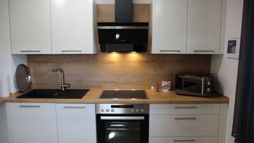 Een koelkast, een microgolfoven, een oven, een kookplaat