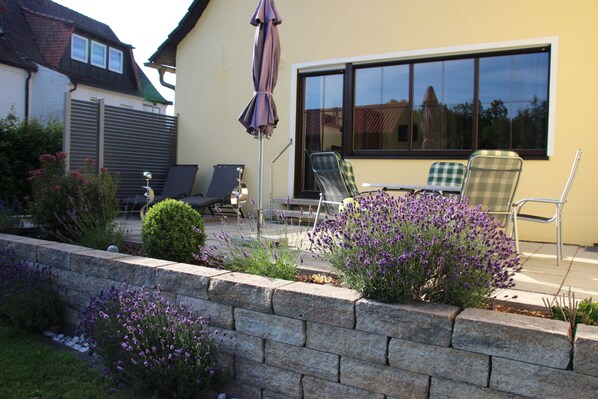 Outdoor dining - Apartment 'Oberpfälzer Wald' with Carport, Private Terrace and Wi-Fi (Vohenstrauß)