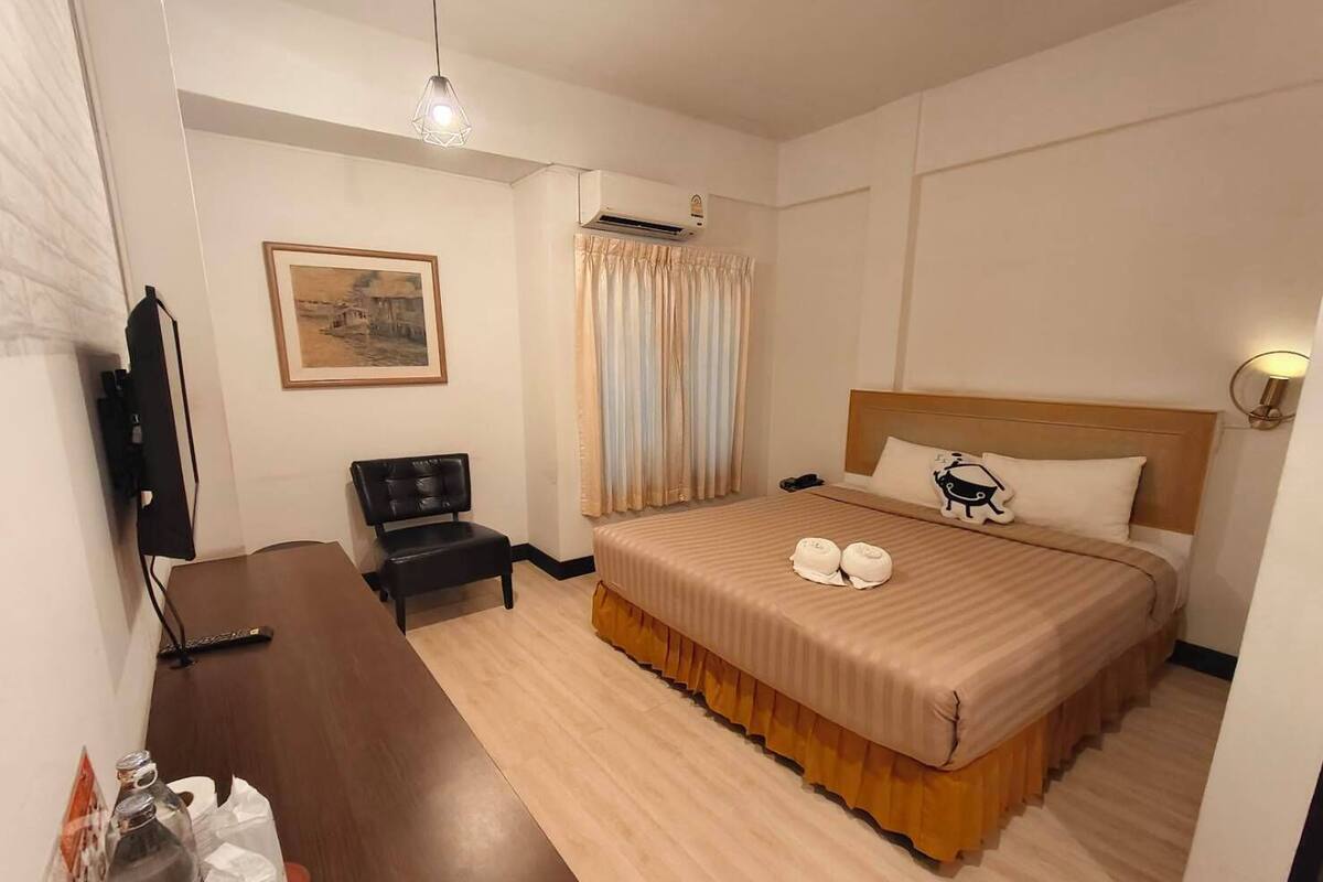 Quarto superior, 1 cama Queen, para não fumantes, banheiro privativo | Wi-Fi de cortesia