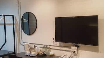 Superior Room, 1 Queen Bed, Non Smoking, Private Bathroom | Free WiFi