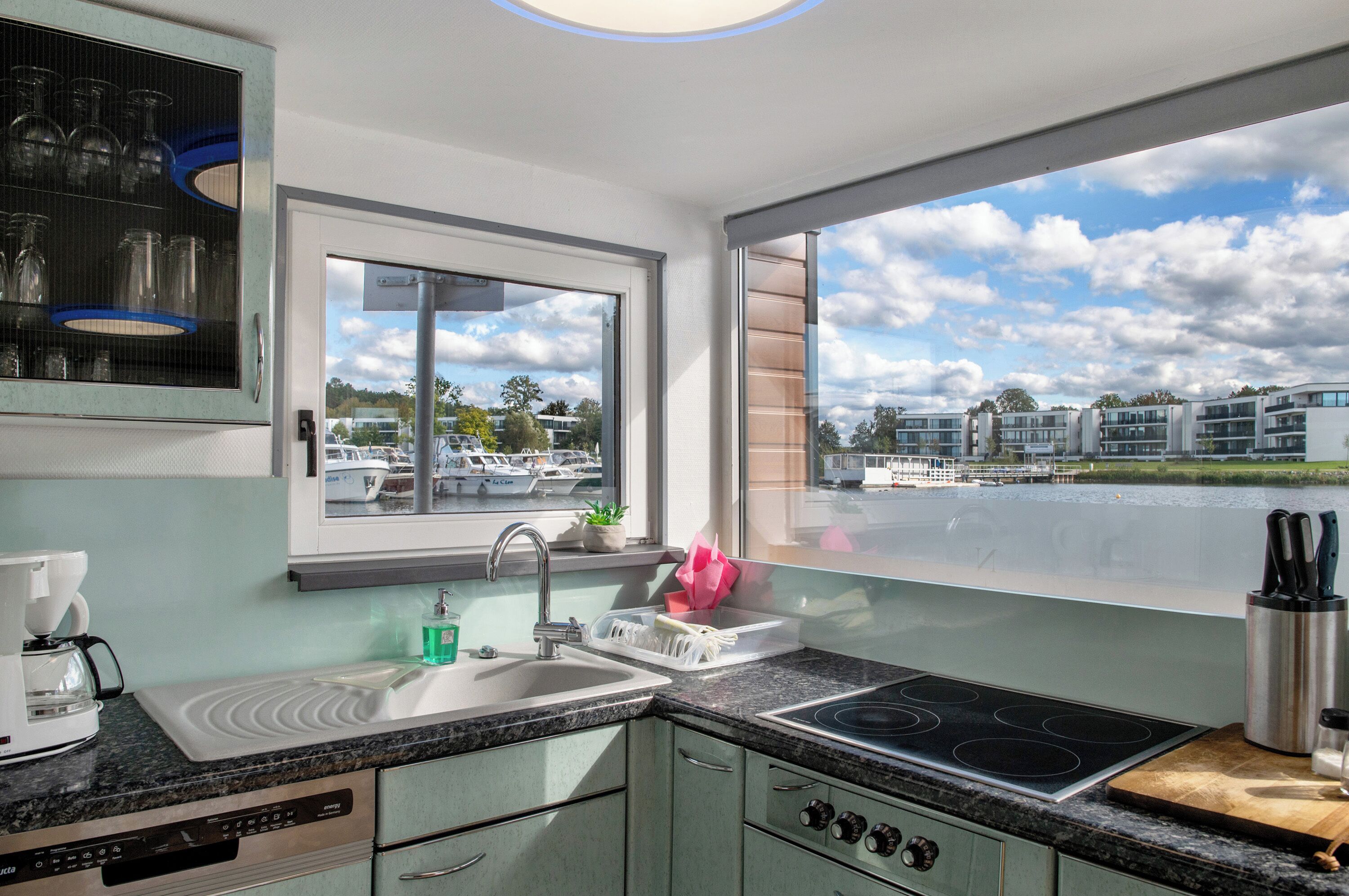 Køleskab, mikrobølgeovn, ovn, kogeplade