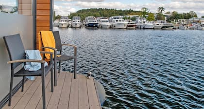 Das Hausboot 'Fritze Bollmann ' mit Seeblick, privater Terrasse und Wi-Fi