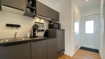 Kühlschrank, Mikrowelle, Herdplatte, Geschirrspüler