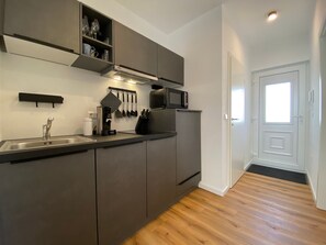 Refrigerador, microondas, placa de cocina, lavavajillas