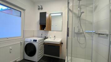Dusche, Haartrockner, Handtücher
