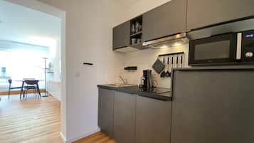 Kühlschrank, Mikrowelle, Herdplatte, Geschirrspüler