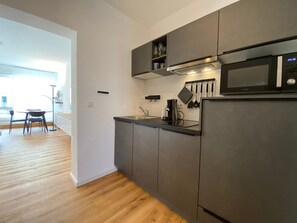 Refrigerador, microondas, placa de cocina, lavavajillas