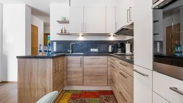 Kühlschrank, Mikrowelle, Ofen, Herdplatte