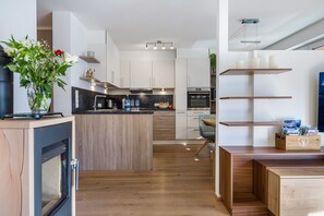 Kjøleskap, mikrobølgeovn, ovn og kokeplater