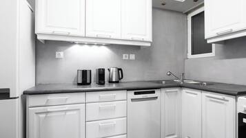 Geladeira, fogão, cooktop, cafeteira/chaleira