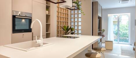 Kylskåp, ugn, spishäll och diskmaskin