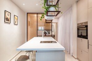 Frigorífico, horno, placa de cocina y lavavajillas