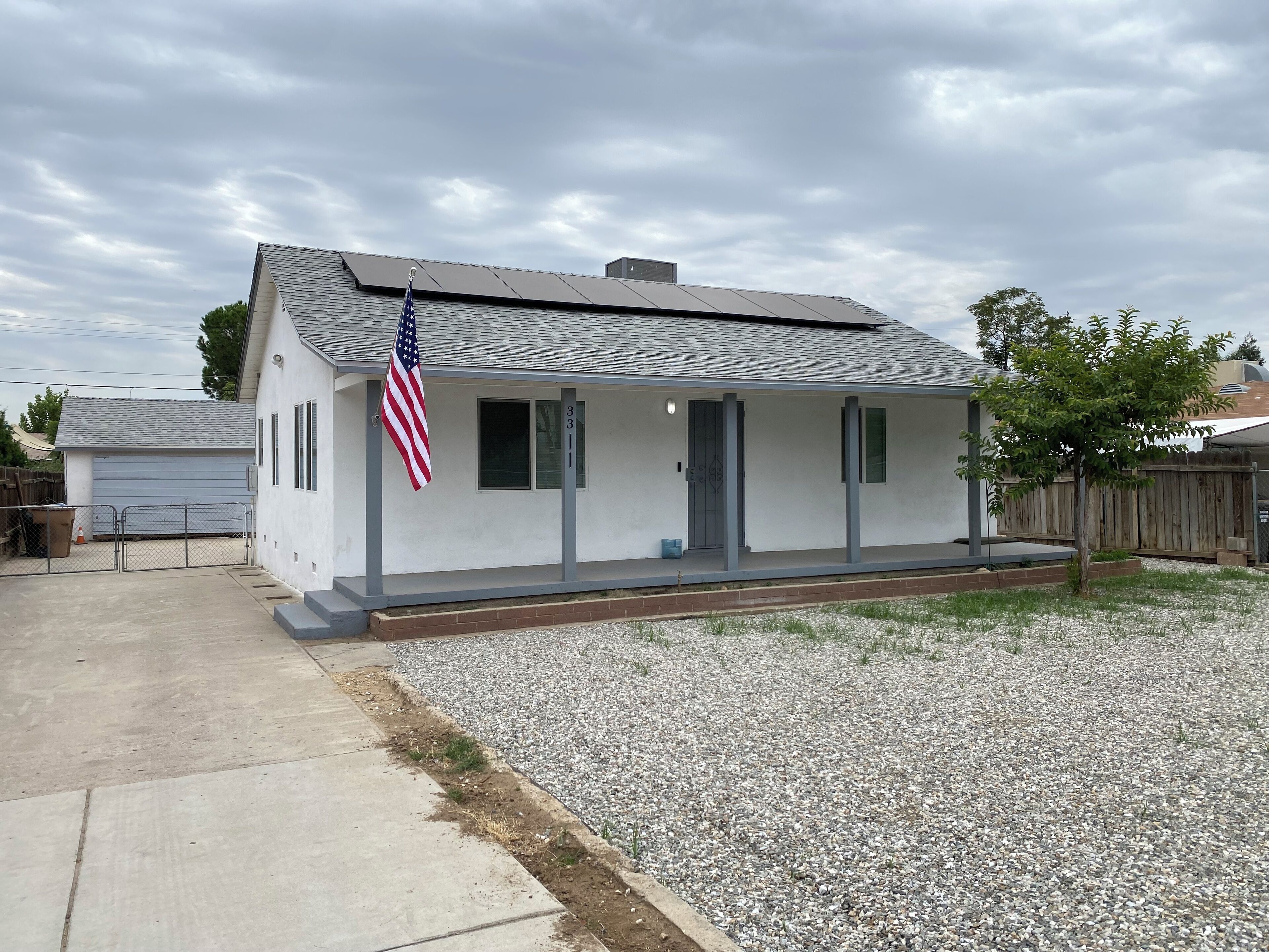 Charming 2-bedroom house with AC and WiFi in delightful Bakersfield.