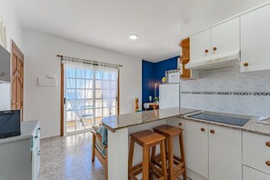 Frigorífico, horno, cafetera o tetera y hervidor eléctrico