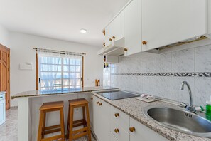 Fridge, oven, coffee/tea maker, electric kettle