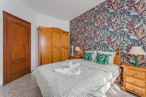 2 bedrooms, iron/ironing board, free WiFi, bed sheets