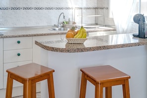 Refrigerador, horno, cafetera y tetera y tetera eléctrica 