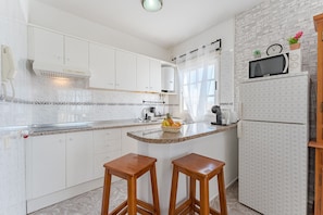Fridge, oven, coffee/tea maker, electric kettle
