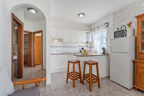 Refrigerador, horno, cafetera y tetera y tetera eléctrica 