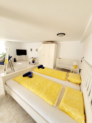 3 bedrooms, iron/ironing board, free WiFi, bed sheets